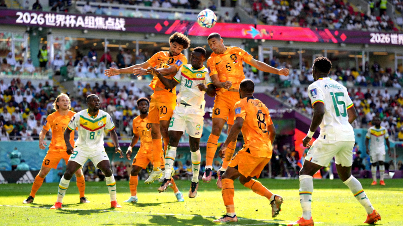2026世界杯A组焦点战：荷兰对阵塞内加尔的激烈比赛场面，球员正在争抢头球