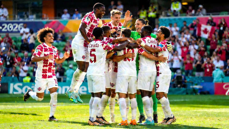 2026世界杯黑马球队加拿大庆祝进球，球员们围在一起欢呼