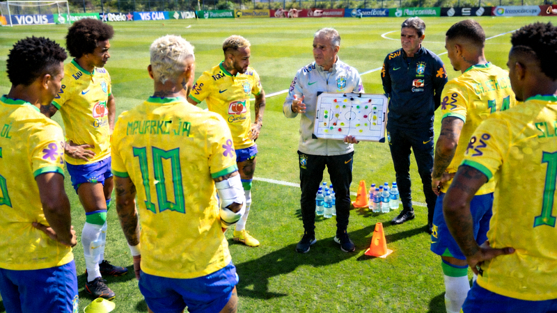 巴西国家队在训练基地进行战术合练