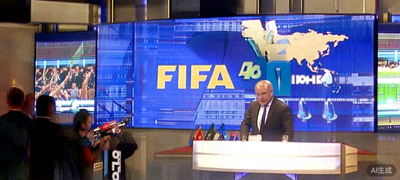 国际足联官员在新闻发布会上宣布2026年世界杯扩军至48支球队